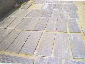 切割成一定規(guī)格尺寸的復(fù)合鋼板